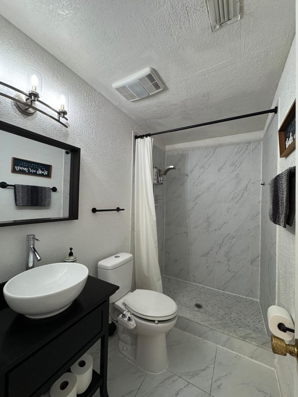 Shower, Toilet, Bathroom, bidet, towels