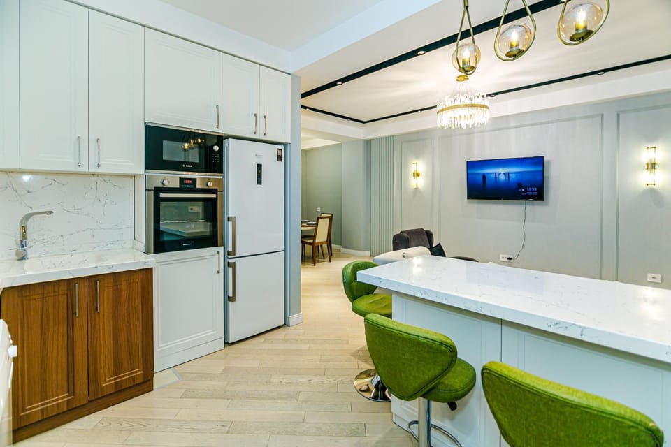TV and multimedia, Kitchen or kitchenette, Dining area, dishwasher, oven, stove