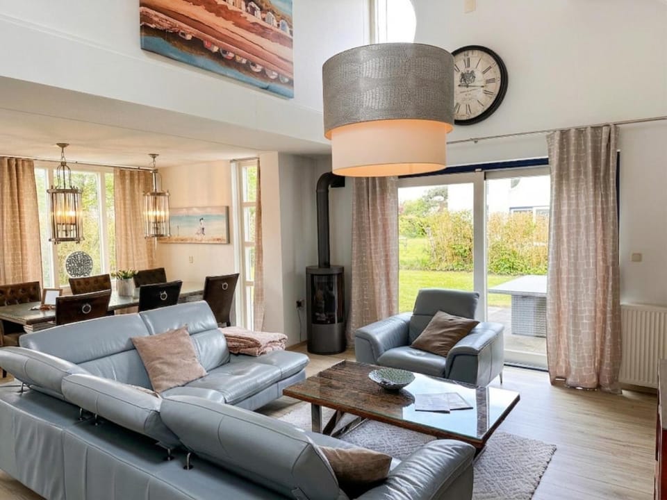 Living room, Seating area, Dining area, fireplace
