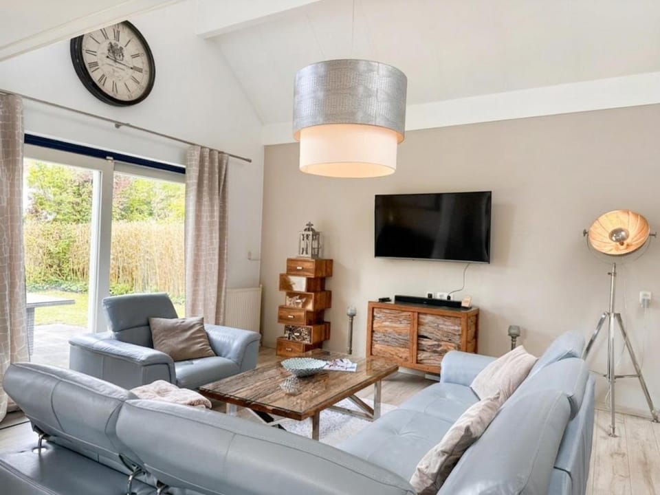 TV and multimedia, Living room, Seating area, Evening entertainment