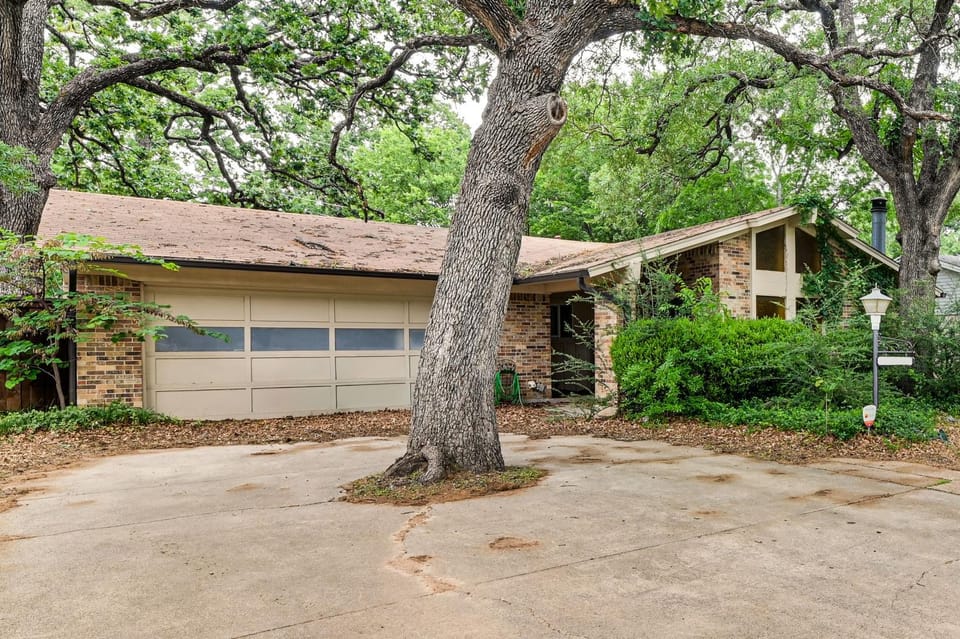 2 Mi to Denton Square! Spacious Home w/ Backyard House in Lake Lewisville