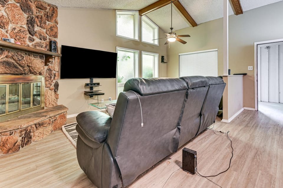 2 Mi to Denton Square! Spacious Home w/ Backyard House in Lake Lewisville