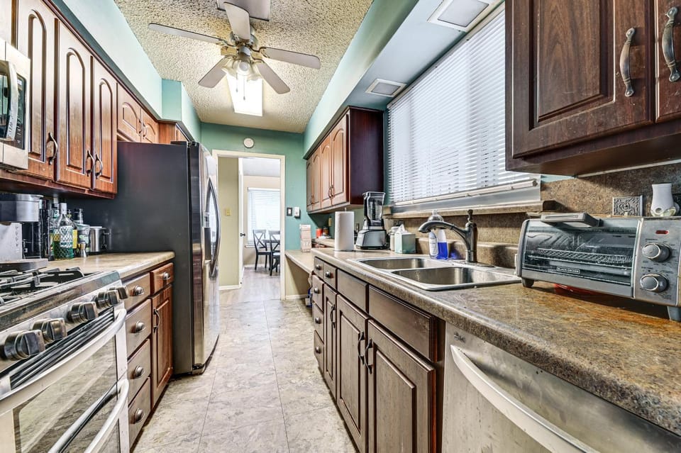 2 Mi to Denton Square! Spacious Home w/ Backyard House in Lake Lewisville