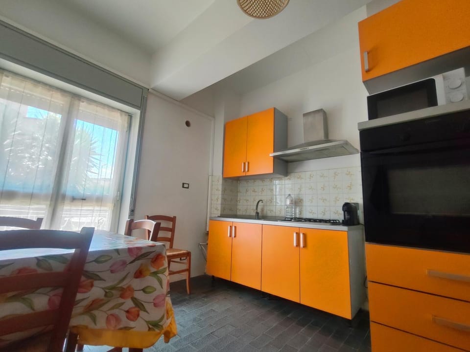Coffee/tea facilities, Kitchen or kitchenette, microwave, oven