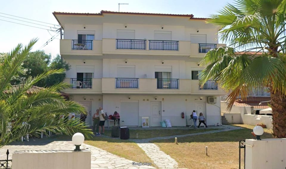 Property building, People, Garden, View (from property/room), Balcony/Terrace, group of guests