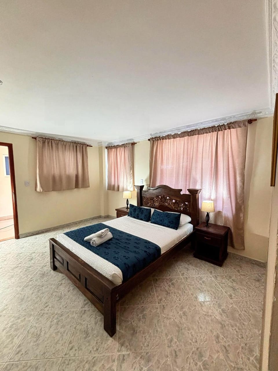 Bed, Living room, Photo of the whole room