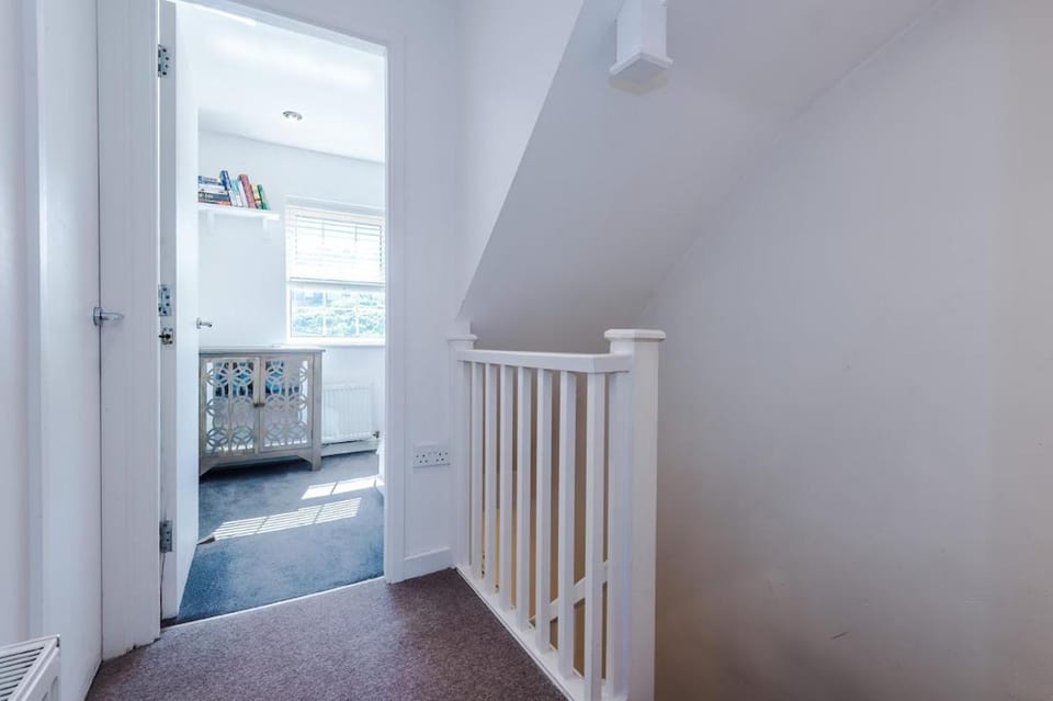 Chic & Cozy Home , Long Stays welcome , Large driveway , Fast Wi-Fi House in Leeds