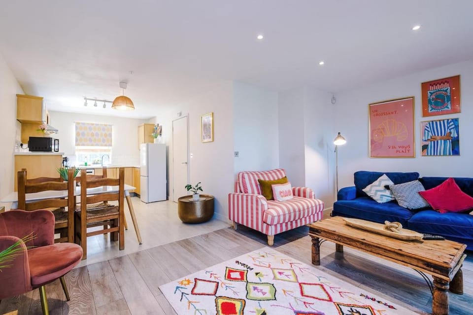 Kitchen or kitchenette, Living room, Seating area, Dining area, oven, stove