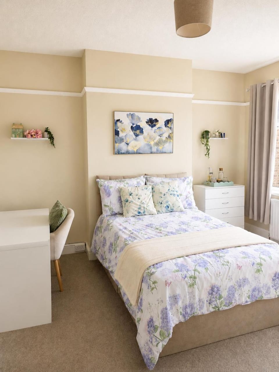 Beautiful Large Room in the Heart of Stoke Vacation rental in Stoke-on-Trent