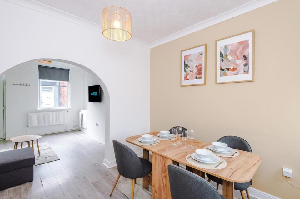 TV and multimedia, Living room, Seating area, Dining area