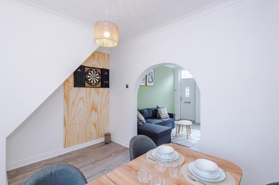 Darts, Living room, Seating area, Dining area