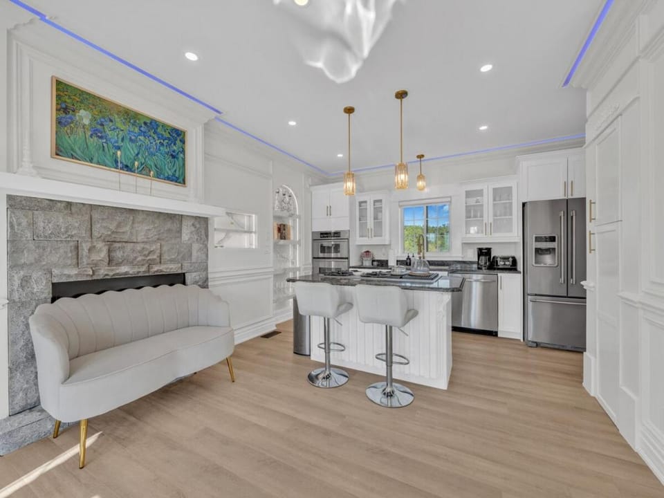 Kitchen or kitchenette, Seating area