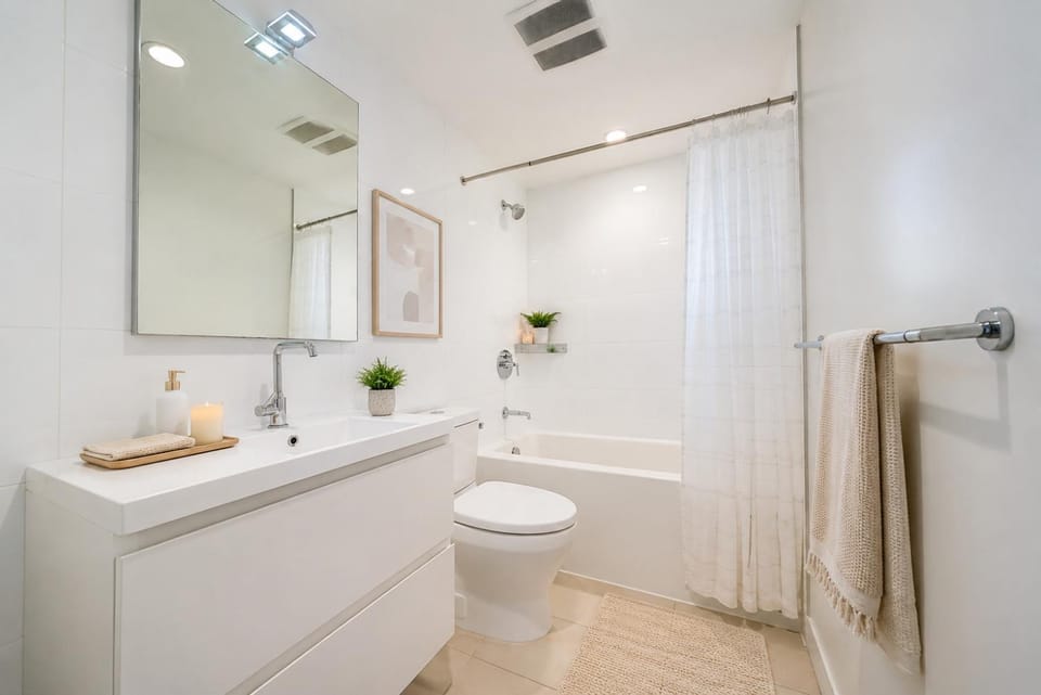 Bright and Elegant 3BR Suite Downtown Vancouver Apartment in Vancouver