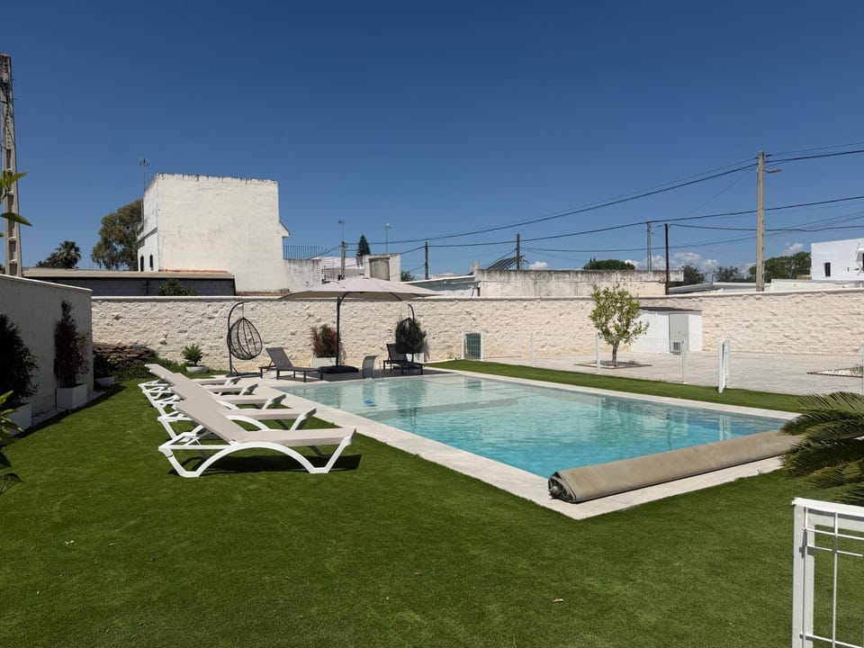 Day, Swimming pool, sunbed