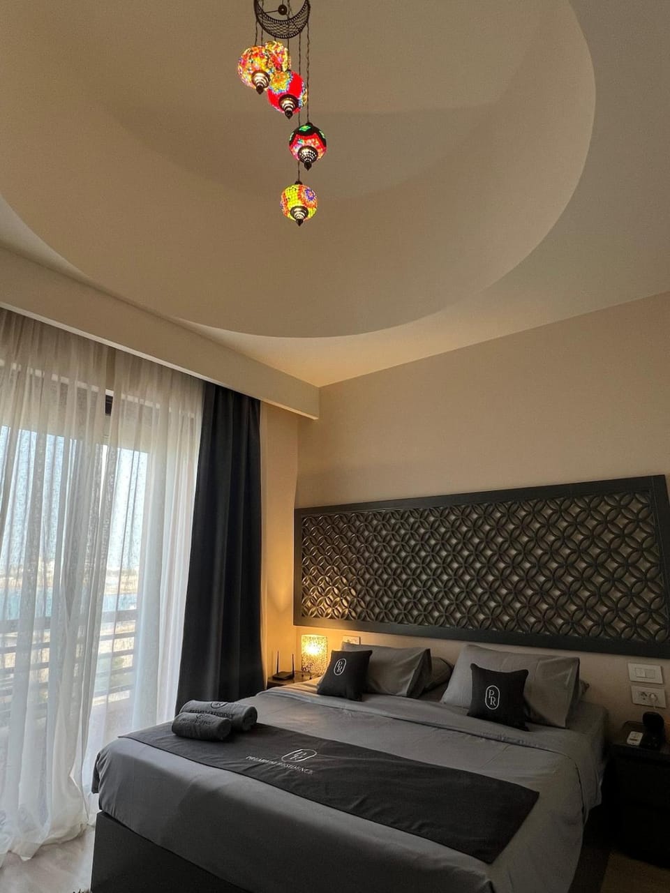 Bed, View (from property/room), Bedroom, City view, Lake view, Pool view