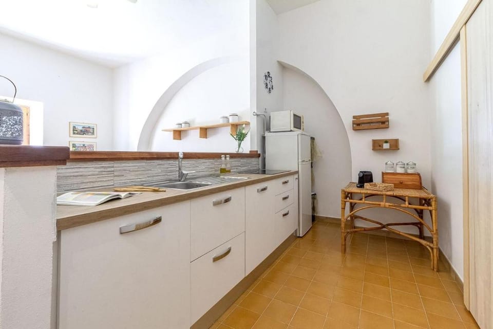 Kitchen or kitchenette, kitchen