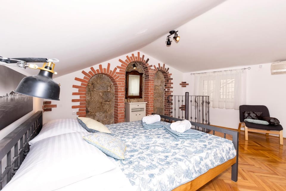 Old Split-Two sisters Apartment in Split