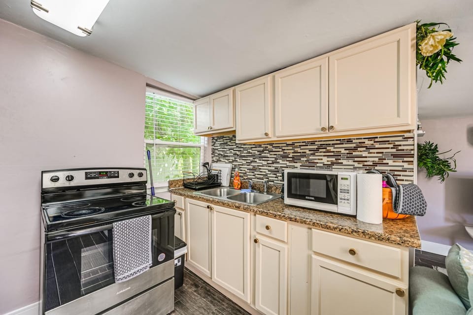 2 Mi to Public Pool! Cozy Naples Cottage w/ Patio House in Lely Resort