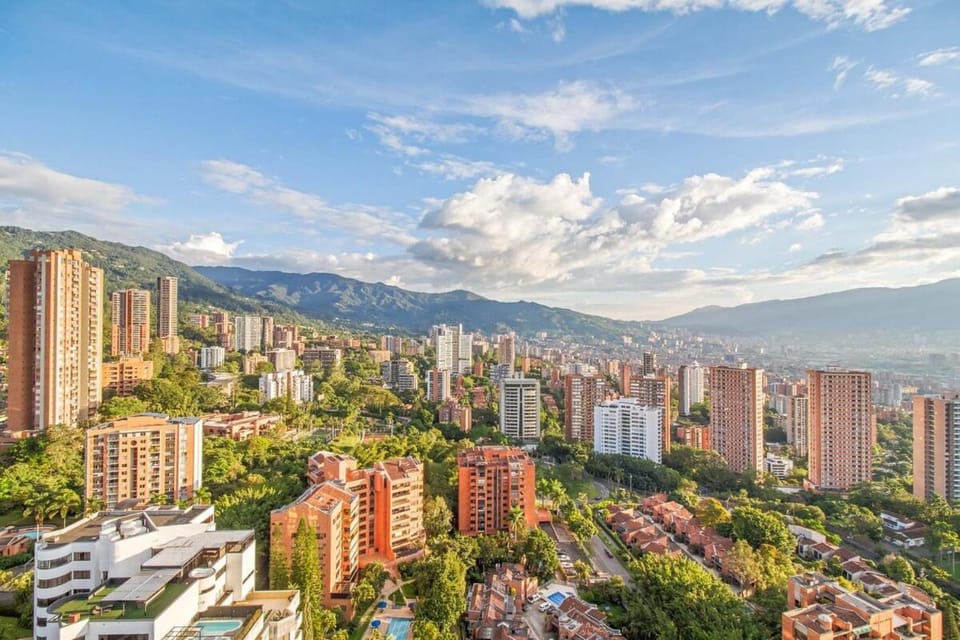 Industrial loft just steps from El Tesoro, with views, Wi-Fi, and AC Apartment in Medellin