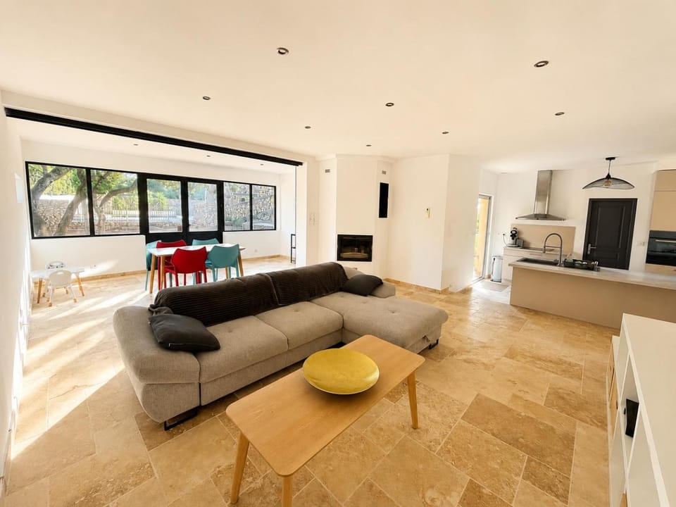 Kitchen or kitchenette, Living room, Seating area, Dining area, oven, stove