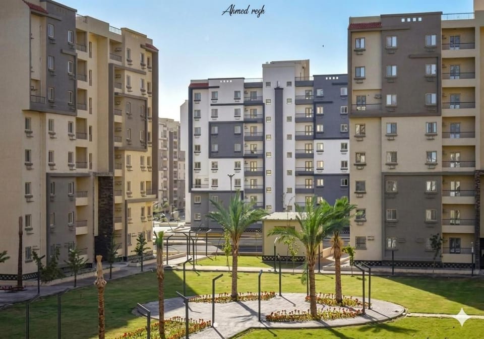 Property building, Neighbourhood, Garden, Garden view, Street view, Location