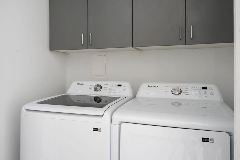 Kitchen or kitchenette, washing machine, dryer