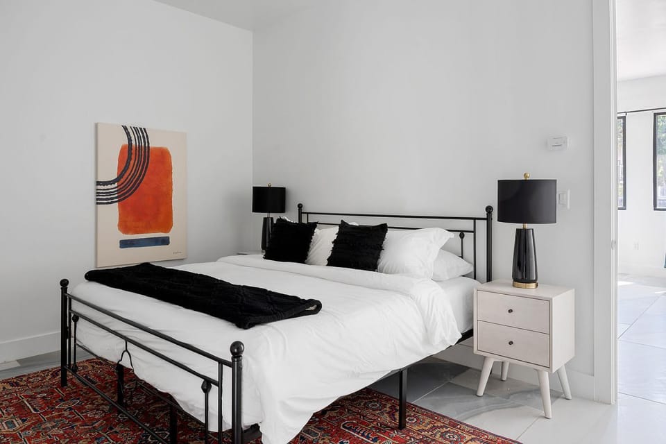 Bed, TV and multimedia, Photo of the whole room, Bedroom