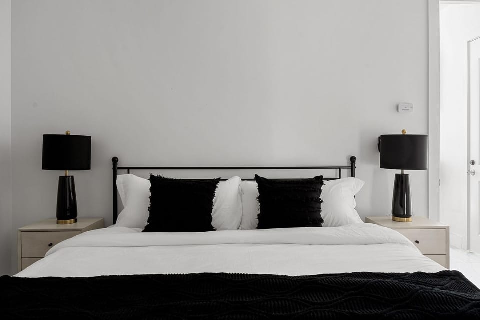 Bed, Photo of the whole room, Bedroom