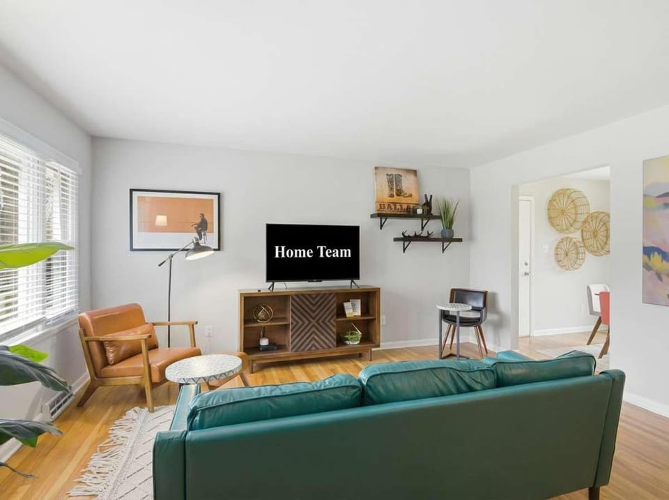 Modern Home - Sleeps 6 - Near Downtown & Mizzou House in Columbia