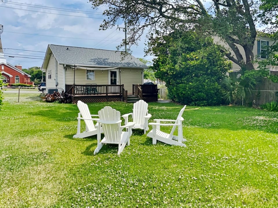 Property building, Neighbourhood, Garden, Seating area