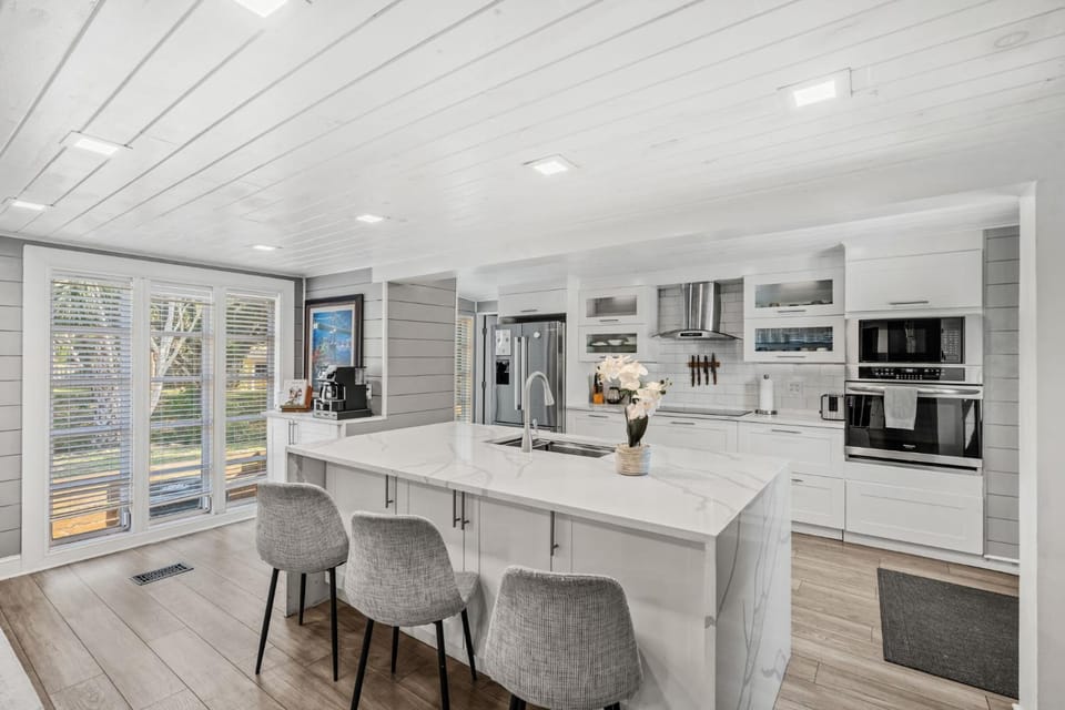Coffee/tea facilities, Kitchen or kitchenette, Dining area, dishwasher, oven, stove, toaster