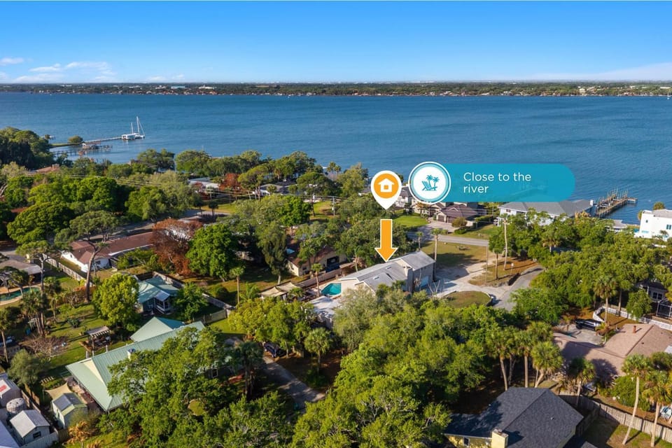 Property building, Nearby landmark, Day, Neighbourhood, Bird's eye view, River view, Street view