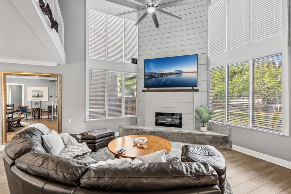 TV and multimedia, Living room, Seating area, fireplace
