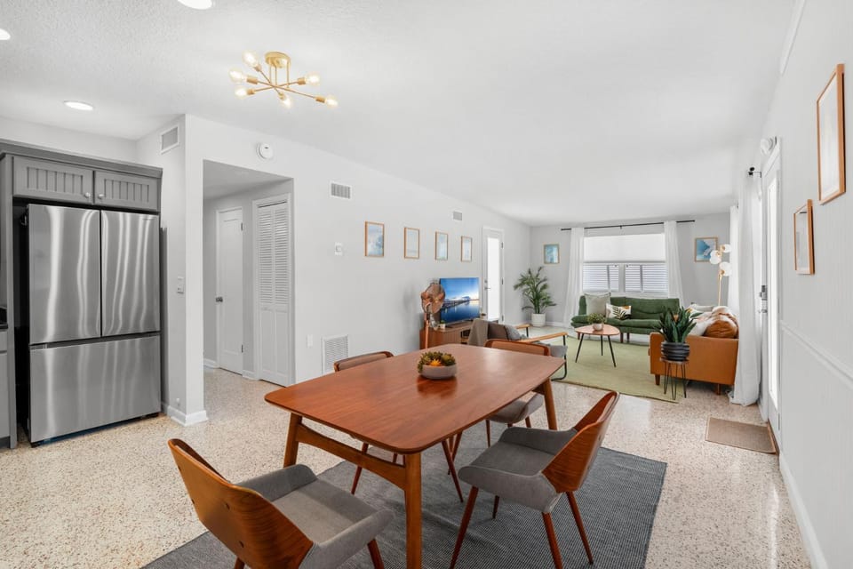 TV and multimedia, Kitchen or kitchenette, Living room, Seating area, Dining area