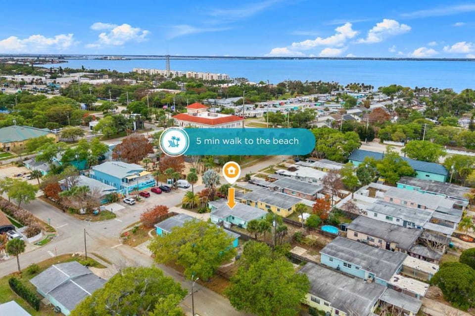 Property building, Nearby landmark, Day, Neighbourhood, Bird's eye view, Beach, Street view, Location, Parking