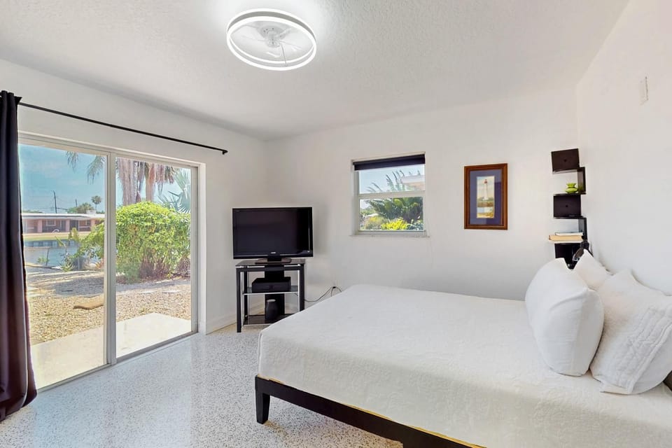Bed, TV and multimedia, Bedroom