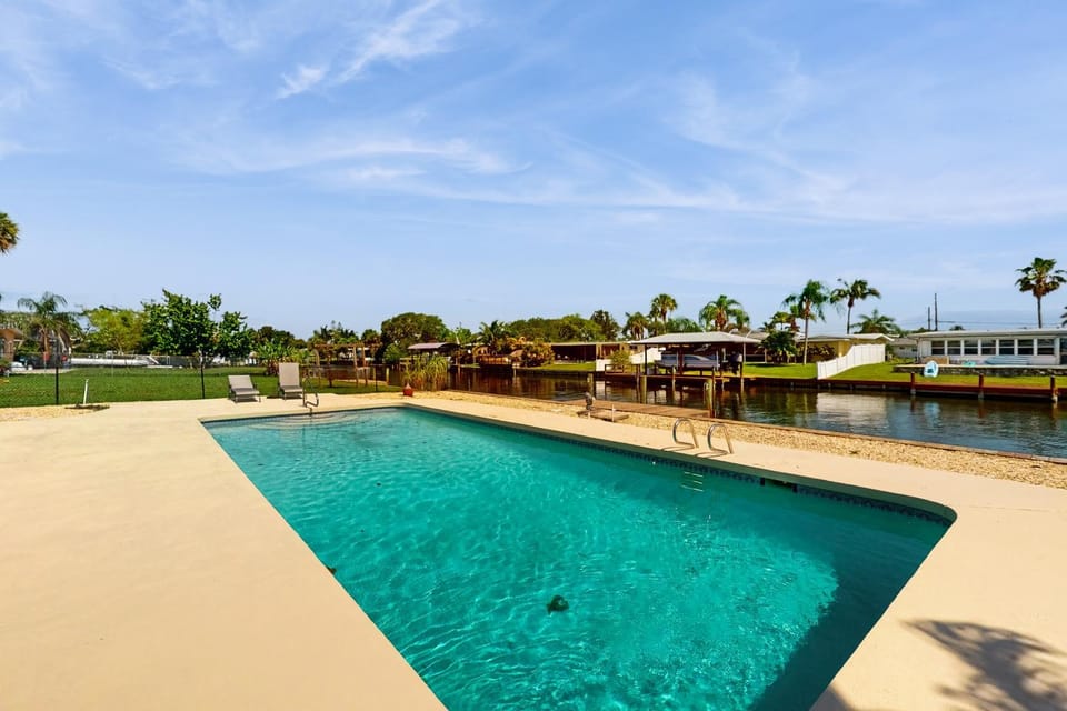 Day, Pool view, River view, Swimming pool, Swimming pool, sunbed