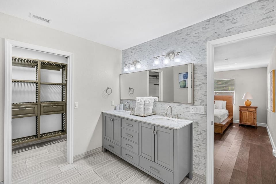 Bed, Bathroom, Bedroom, towels, wardrobe
