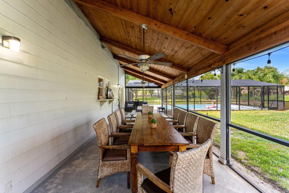 Patio, Day, Garden, Dining area