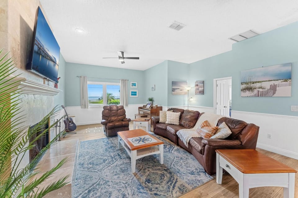 TV and multimedia, Living room, Seating area, fireplace