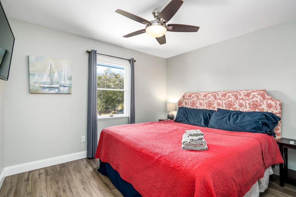 Bed, Photo of the whole room, Bedroom