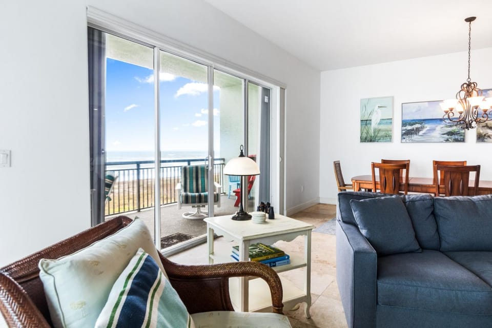 View (from property/room), Balcony/Terrace, Balcony/Terrace, Living room, Seating area, Dining area, sunbed