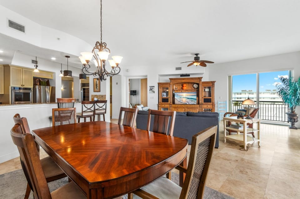 Kitchen or kitchenette, Seating area, Dining area