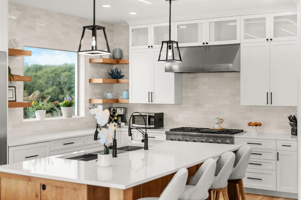 Coffee/tea facilities, Kitchen or kitchenette, Dining area, microwave, stove
