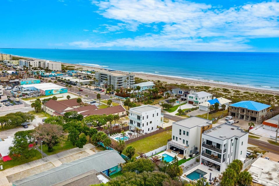 Property building, Nearby landmark, Day, Neighbourhood, Bird's eye view, Beach, Pool view, Sea view, Street view, Swimming pool, Location