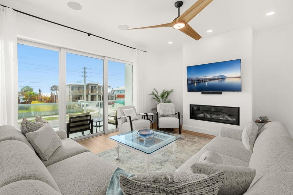 TV and multimedia, Living room, Seating area, fireplace