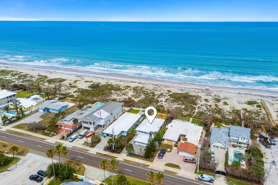 Property building, Nearby landmark, Day, Neighbourhood, Bird's eye view, Beach, Sea view, Location