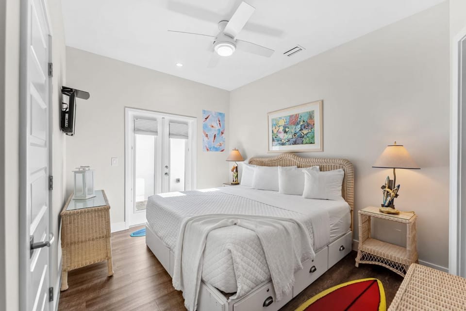 Bed, TV and multimedia, Photo of the whole room, Bedroom