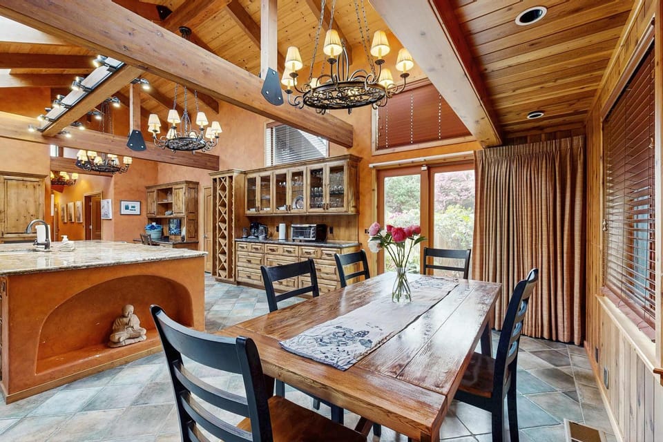 Mendocino Oceanfront Home - Hot Tub & BBQ House in Caspar