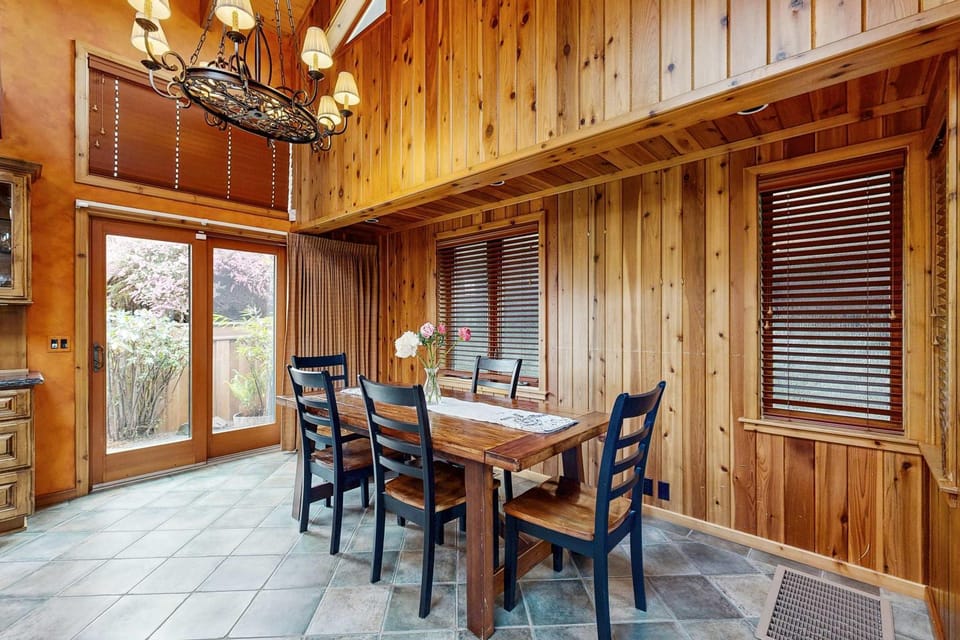 Mendocino Oceanfront Home - Hot Tub & BBQ House in Caspar